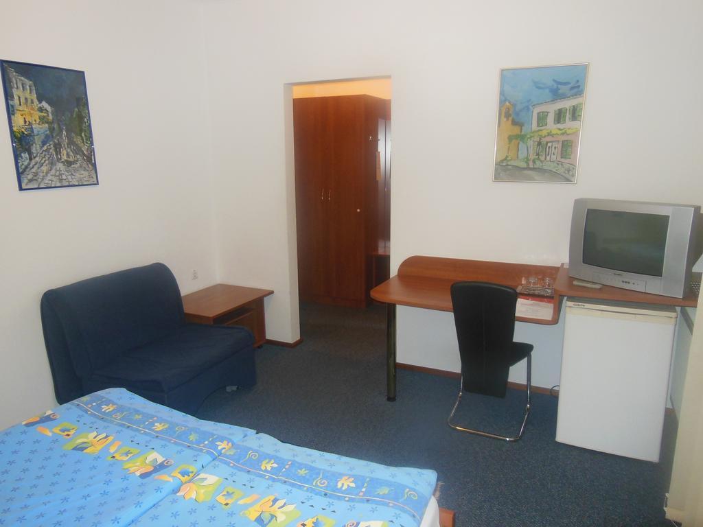 Hotel Pri Belokranjcu Novo Mesto Ruang foto